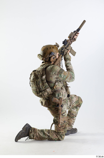 Photos Frankie Perry Army USA Recon - Poses kneeling shooting…